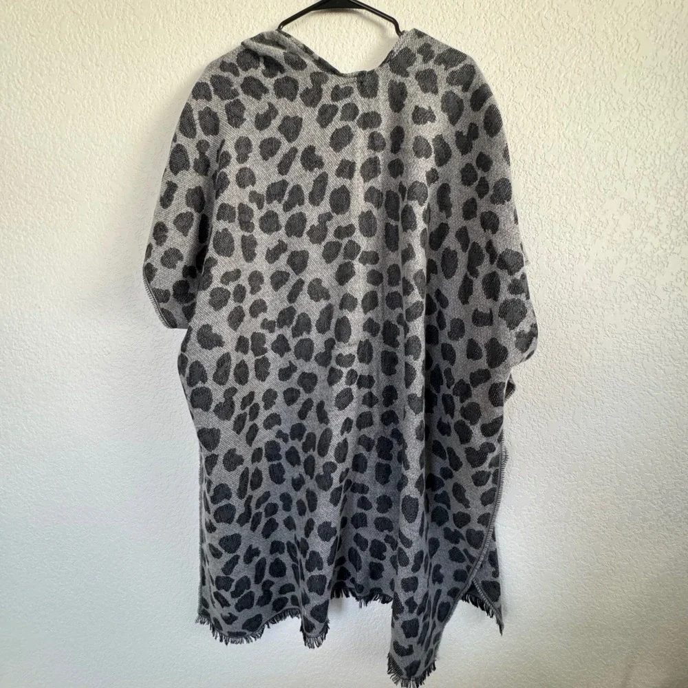 Britt's Knits Wrap Women‎ One Size Gray Snow Leopard Print Fringed Shawl